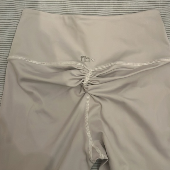 Frankie’s Bikinis Active Ruched Leggings - Picture 4 of 5